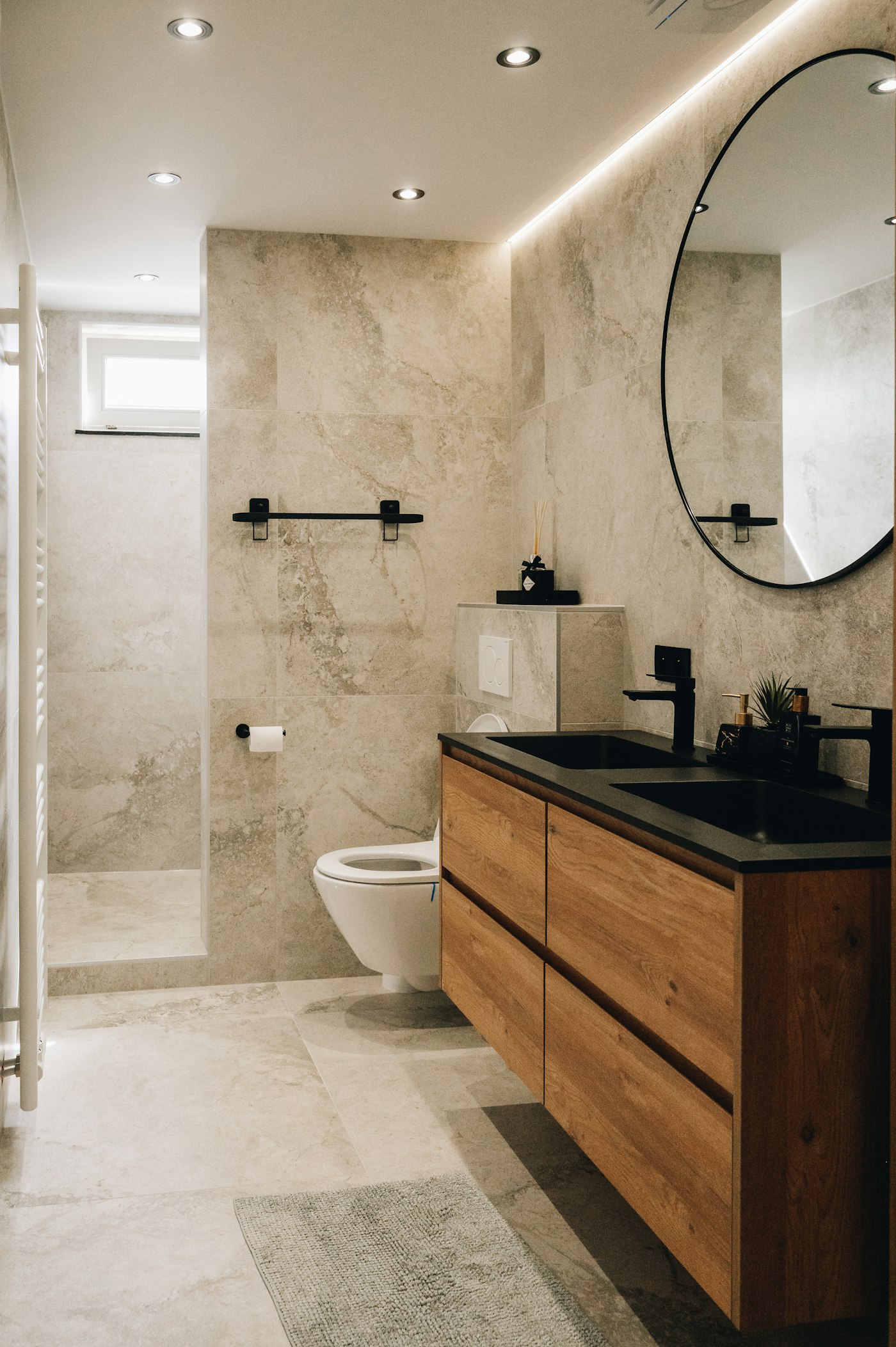 Bagno ristrutturato con grande specchiera