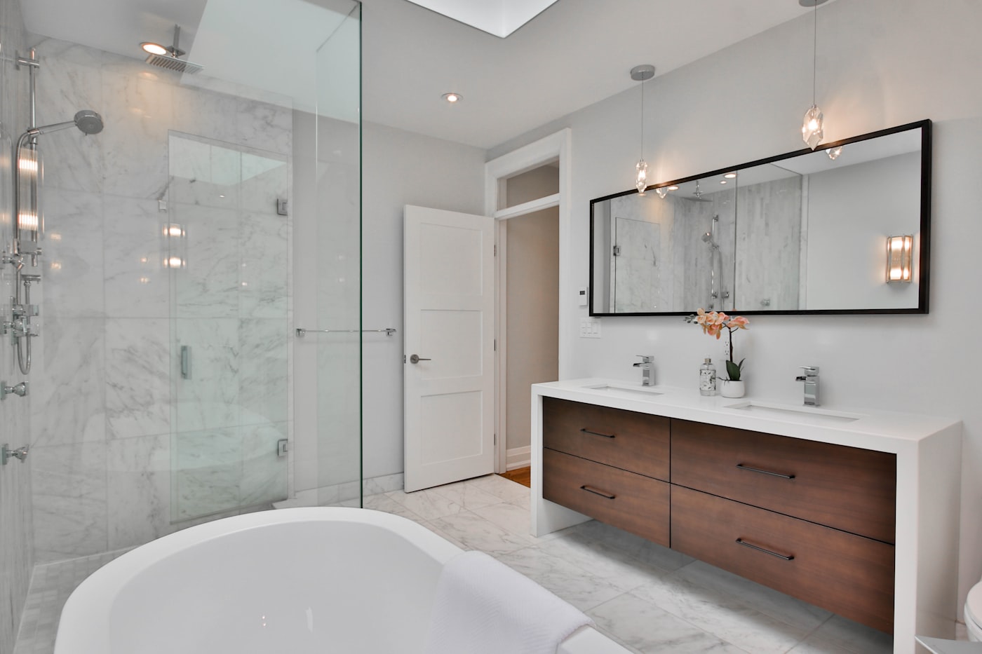 Bagno moderno con vasca e doccia walk-in