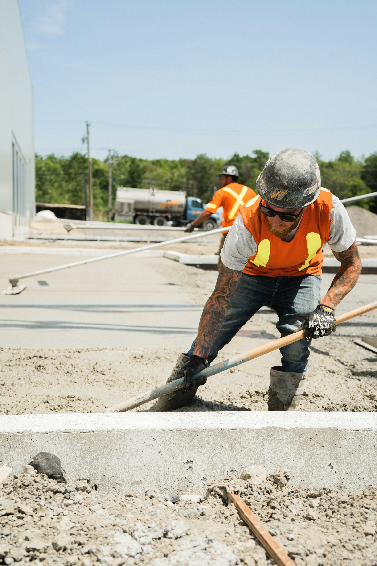 Operaio al lavoro sul calcestruzzo in cantiere