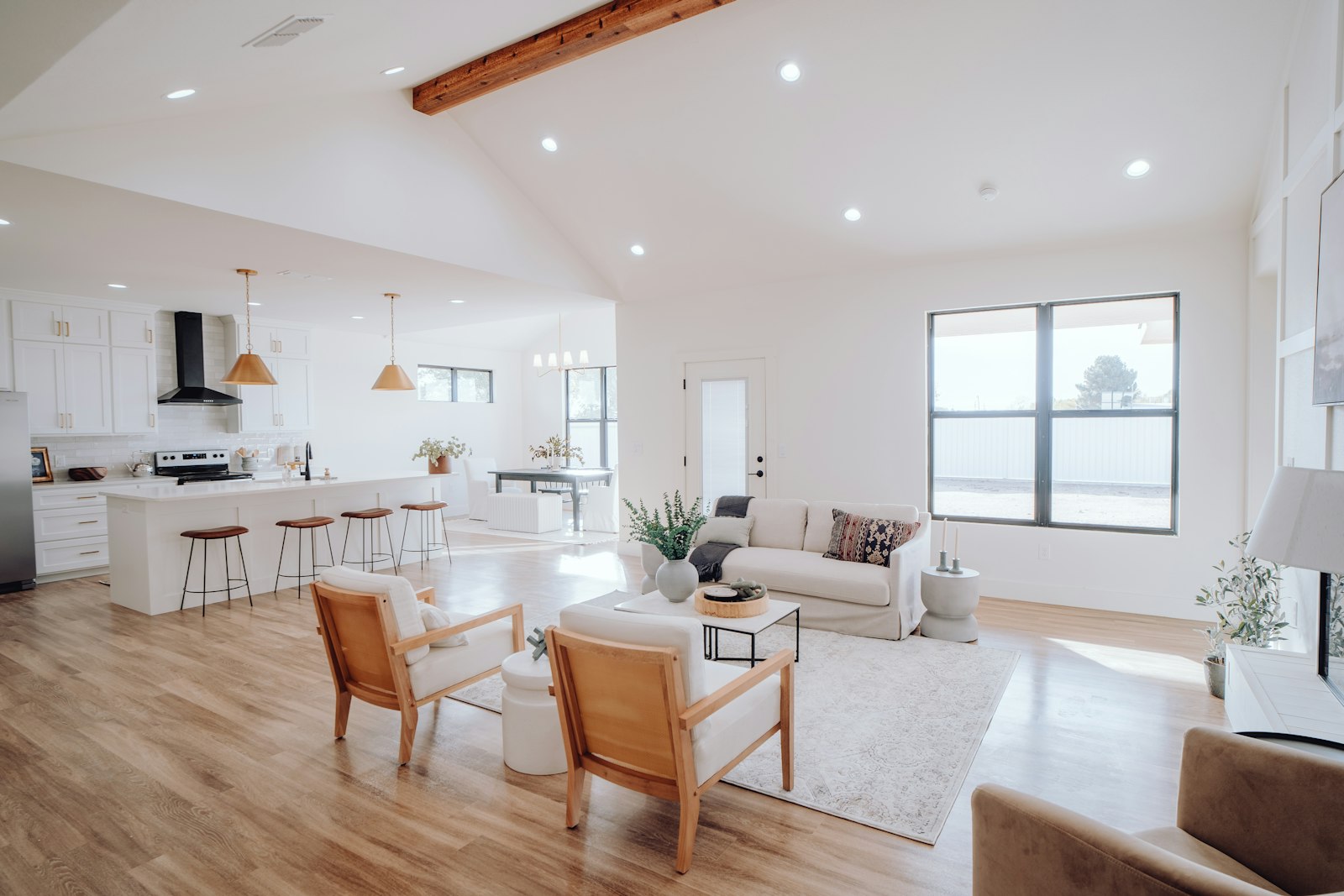 Living moderno ristrutturato con cucina