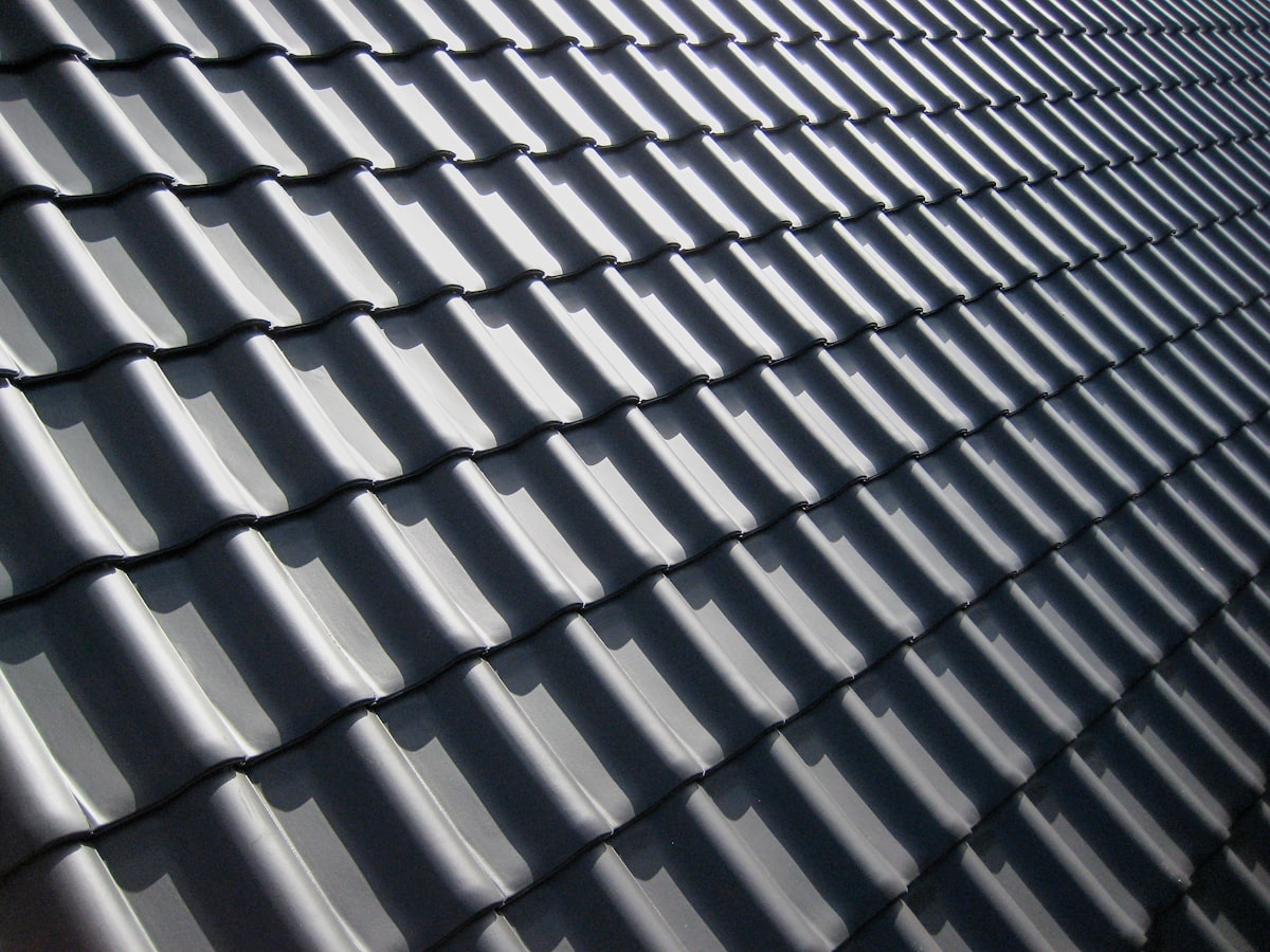 Tegole grigio scuro di una copertura
